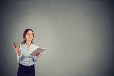 Grafik tasarımcı yeni fikirler renkli boya kalemi ve tablet bilgisayar tutarak düşündüğünü 