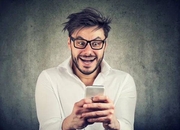 Joven Emocionado Aspecto Loco Gafas Camisa Viendo Noticias Teléfono Inteligente — Foto de Stock