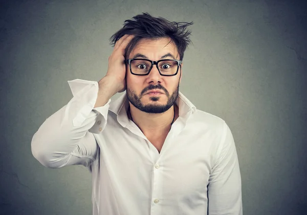 Young Lost Dumbfounded Man Hand Head Wearing Glasses Looking Perplexed — Stock Photo, Image