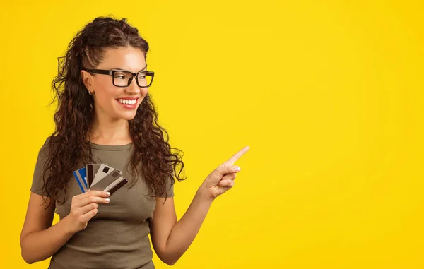 Joven Contenta Con Gafas Con Montones Tarjetas Crédito Apuntando Con — Foto de Stock