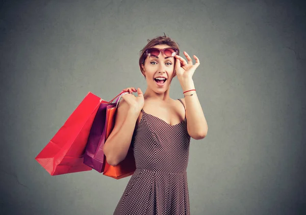 Gelukkig Trendy Vrouw Zonnebril Houdt Van Kleurrijke Papieren Zakken Met — Stockfoto