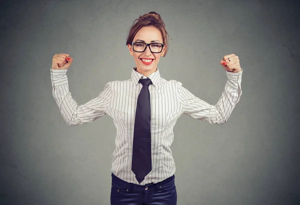 Velmi Rozhodná Žena Košili Kravatu Ukazující Biceps Vesele Při Pohledu — Stock fotografie
