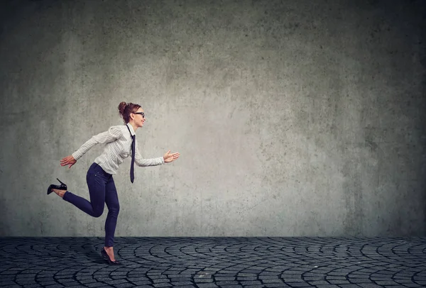 Vue Latérale Femme Affaires Formelle Moderne Courir Vers Avant Sous — Photo