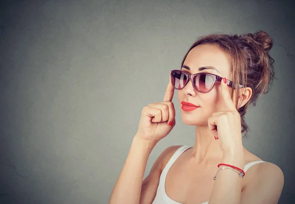 Mujer Moderna Bastante Joven Con Labios Rojos Con Gafas Sol —  Fotos de Stock