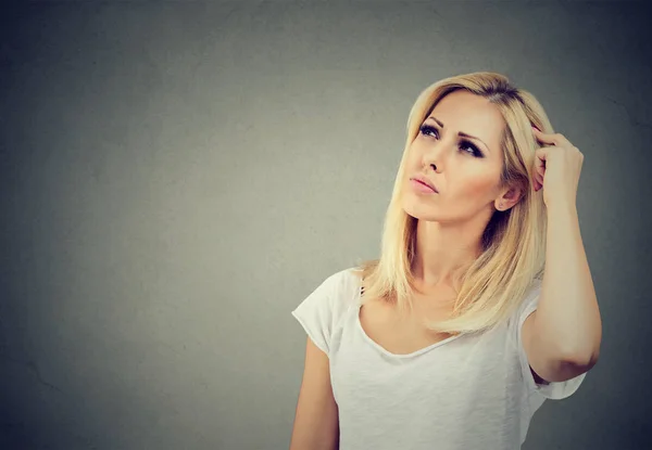 Young Thoughtful Woman Looking Mindfulness Having Memory Problem Gray Background — Stock Photo, Image