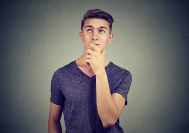 Düşünceli genç adam gelecek planları üzerinde düşünürken arayan bazı şüpheleri vardır 