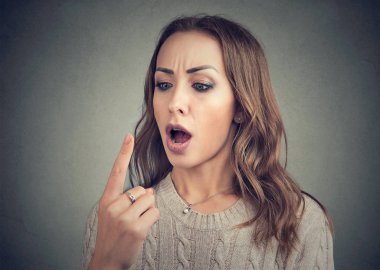 Çift görme şok komik kadın parmağını arıyor vardır