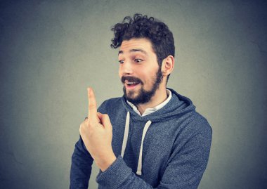 Çift görme heyecanlı komik adam parmağını arıyor vardır