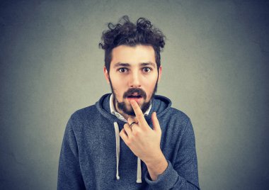 Hayret hayrete genç adam kameraya bakan 