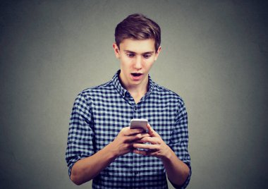 Genç adam açık ağız ve hayretle sahip izlerken şok. 