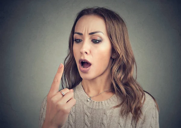 Çift görme şok komik kadın parmağını arıyor vardır