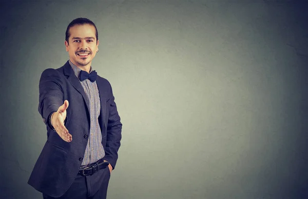 Sorrindo Elegante Jovem Estendendo Mão Para Câmera Para Dar Cumprimentos — Fotografia de Stock