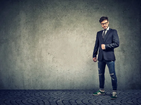 Homem Negócios Moda Vestindo Ganga Terno Elegante Posando Fundo Cinza — Fotografia de Stock