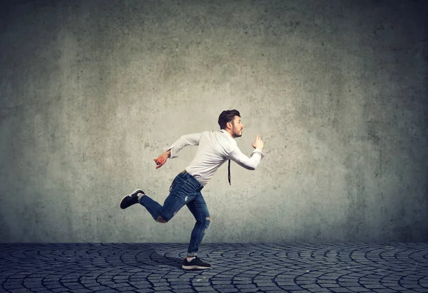 Ocupado Corriendo Joven Hombre Negocios Fondo Pared Gris —  Fotos de Stock