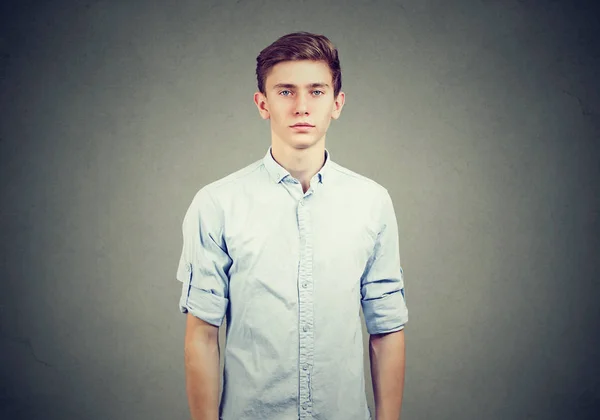 Jovem Homem Casual Confiante Vestindo Camisa Azul Olhando Seriamente Para — Fotografia de Stock