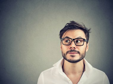 Sakallı yakışıklı gri arka plan üzerinde karar tefekkür ararken