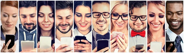 Grupo Personas Felices Utilizando Teléfono Inteligente Móvil —  Fotos de Stock