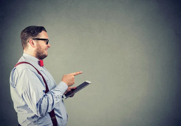 Vista Lateral Del Hombre Grueso Gafas Que Sostienen Tableta Apuntan — Foto de Stock