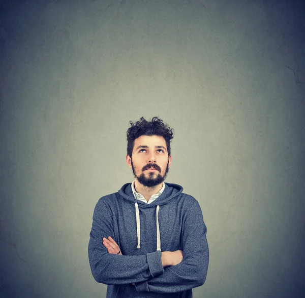 Portre portre yakışıklı adam merak düşünme fikri üzerine düşünürken 