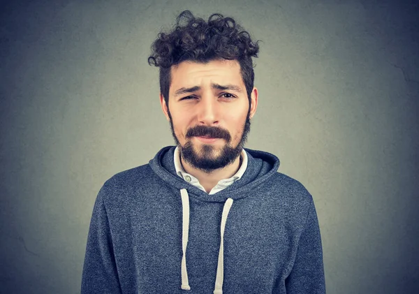 Knappe Jonge Baard Man Die Dubieuze Nieuwsgierig Grijze Achtergrond — Stockfoto