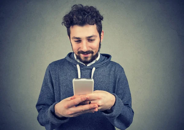 Glücklicher Bart Hipster Mann Mit Smartphone Sms Tippt Und Lächelt — Stockfoto