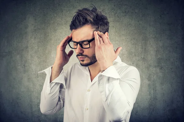 Hombre Adulto Con Gafas Sosteniendo Los Dedos Las Sienes Tratando — Foto de Stock