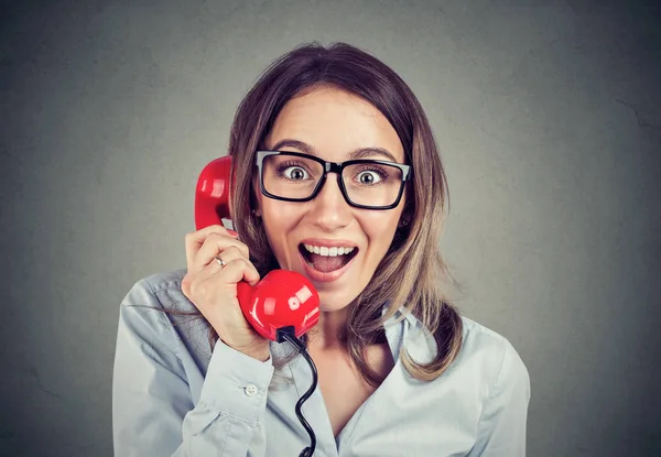 Retrato Una Mujer Feliz Sorprendida Hablando Teléfono Rojo Sobre Fondo — Foto de Stock