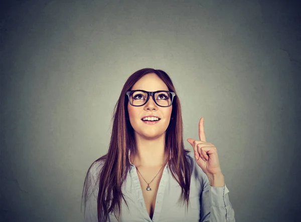 Retrato Una Mujer Casual Gafas Sosteniendo Dedo Hacia Arriba Teniendo — Foto de Stock