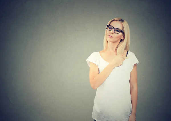 Moderna Giovane Donna Che Tiene Mano Sul Petto Piedi Orgoglioso — Foto Stock