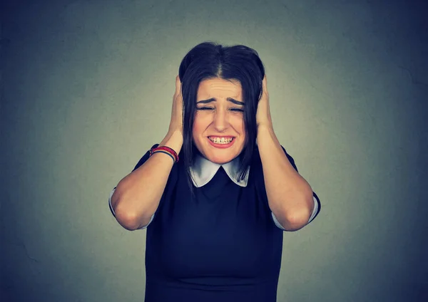 Junge Frau Leidet Unter Schmerzen Und Stress Und Quetscht Kopf — Stockfoto