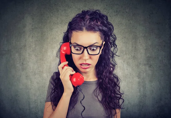 Frau Erhält Schockierende Nachrichten Telefon Und Blickt Ängstlich Nach Unten — Stockfoto