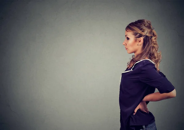 Vista Laterale Della Giovane Donna Moderna Abito Elegante Piedi Sfondo — Foto Stock