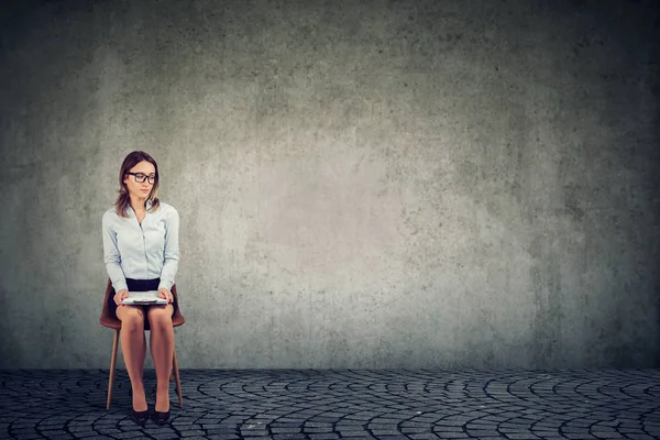 Young Woman Sitting Chair Paper Waiting Job Interview Looking Nervous — Stock Photo, Image
