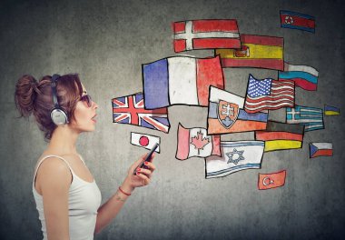 Kulaklık farklı dilleri öğrenme smartphone ile genç kadın