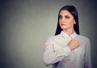 el göğüs gri arka plan üzerinde gurur ayakta tutan genç kadın