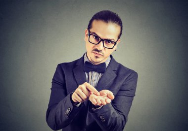 Genç ciddi iş adamı daha fazla para istiyorlar bardaklarda borç geri ödeme