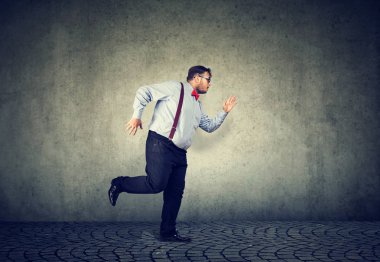 Tombul işadamı resmi kıyafeti ileri çalışan yan görünüm gri arka plan üzerinde geç