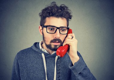 Telefonla konuşma ve kötü haber ve sorunları ile absorbe seyir hipsters adam Genç sakallı
