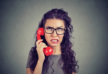 Genç bir telefonla konuşma ve kötü haber ve sorunları ile tiksinti arayan kadın memnun