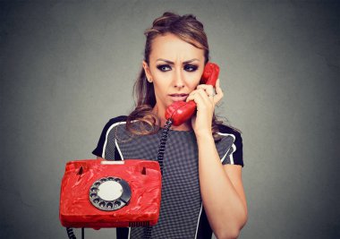 Telefonda konuşan kadın genç üzgün endişeli ve seyir kötü haber ve sorunları ile emilir