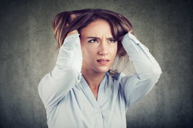 Genç esmer seyir kafasına kadar endişeli ve sorunları üzerinde düşünme el ele tutuşarak