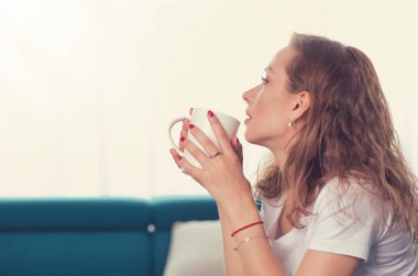 Yalnız kadın ev uzakta düşüncelerinde arıyorum yalnız kahve içme yan görünüm