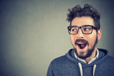 Genç komik gündelik kıyafetle seyir sürpriz söylentiler son dedikoduları ile heyecanlı. 