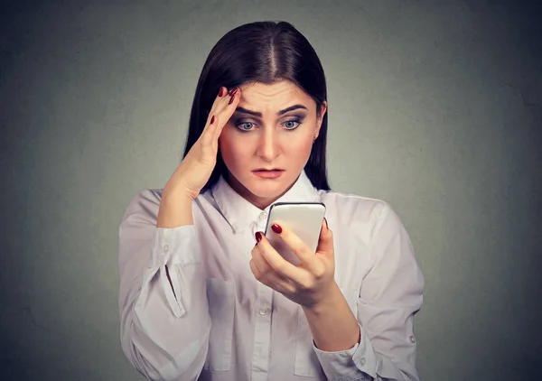 Upprörd Chockad Allvarlig Kvinna Som Tittar Sin Mobiltelefon — Stockfoto
