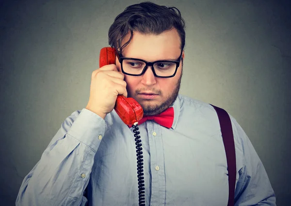 Jovem Homem Negócios Barbudo Falando Telefone Olhando Preocupado Triste Com — Fotografia de Stock