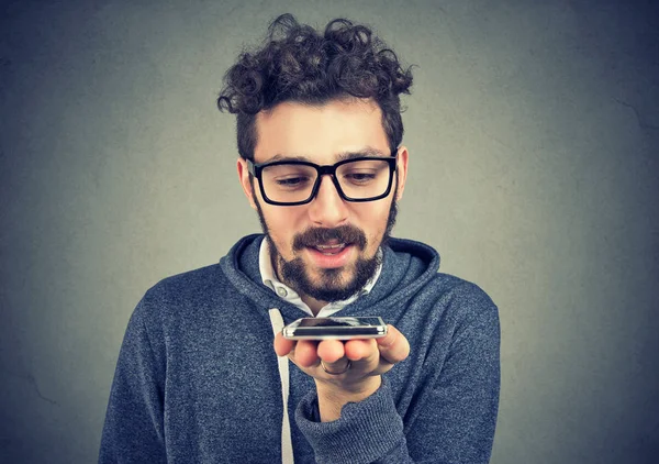 Hipster Homem Usando Uma Função Reconhecimento Voz Telefone Inteligente Isolado — Fotografia de Stock