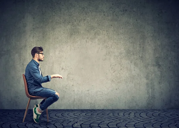 Zijaanzicht Van Casual Man Zit Aan Onzichtbare Tafel Voorwenden Typen — Stockfoto