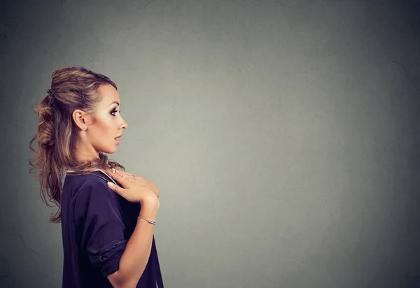 Vista Lateral Mujer Joven Moderna Sosteniendo Mano Pecho Con Sorpresa — Foto de Stock