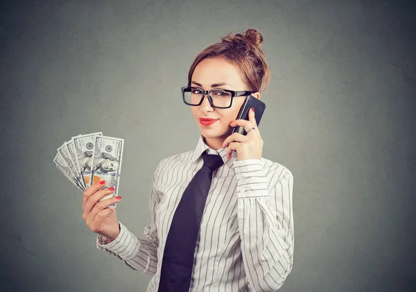 Joven Mujer Satisfecha Gafas Con Billetes Dólar Hablando Teléfono Inteligente —  Fotos de Stock