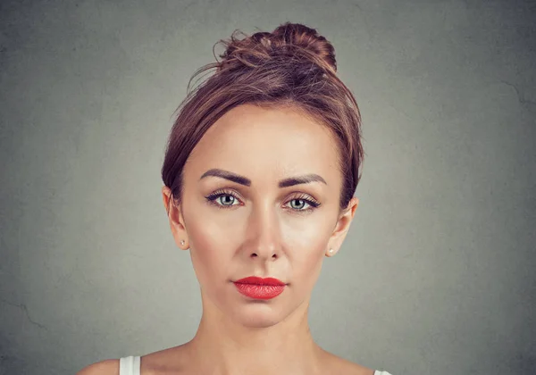 Hermosa Mujer Joven Con Labios Rojos Peinado Casual Mirando Seriamente — Foto de Stock